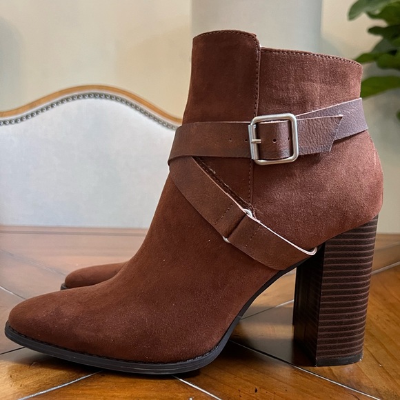 JustFab Zepplin Cross-Buckle Heeled Ankle Boot – Women’s Size 9.5 - Picture 3 of 7